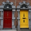 [Íri majú radi pestré farby - vidno to aj na pestrých vchodových dverách]