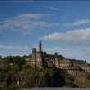 [Monumentálny hrad týčiaci sa nad Edinburghom]