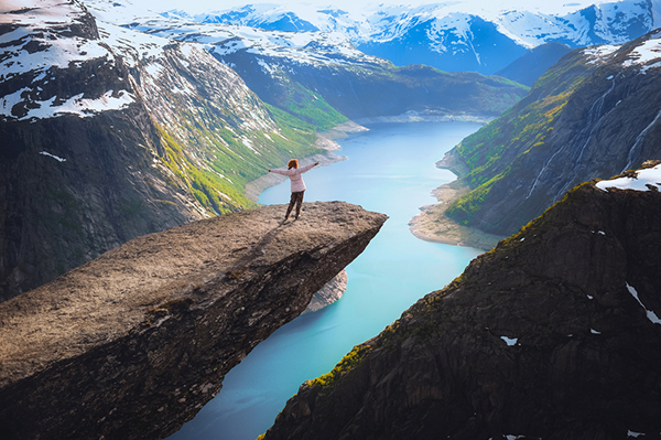 Vyhlad zo skaly na fjord